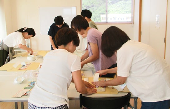 紙芝居の修ぜん作業